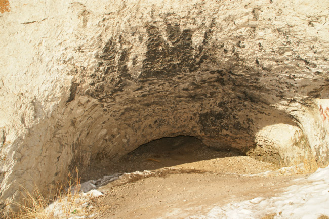 Симский пруд зимой - пещера внутри